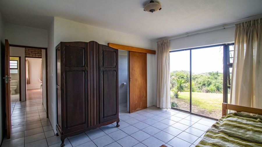 4 Bedroom Property for Sale in Cove Rock Eastern Cape